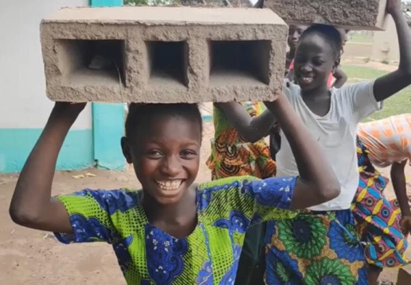 Imatge de capçalera de Construint somnis: Magatzem per a l'hort comunitari a Gàmbia